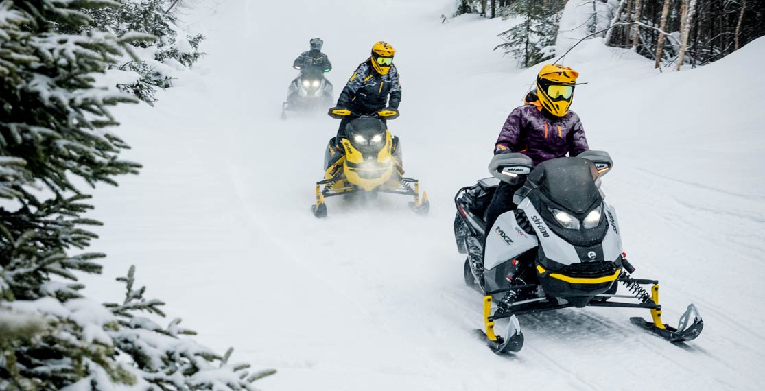 ομάδα ατόμων που οδηγούν snowmobiles Ski-Doo