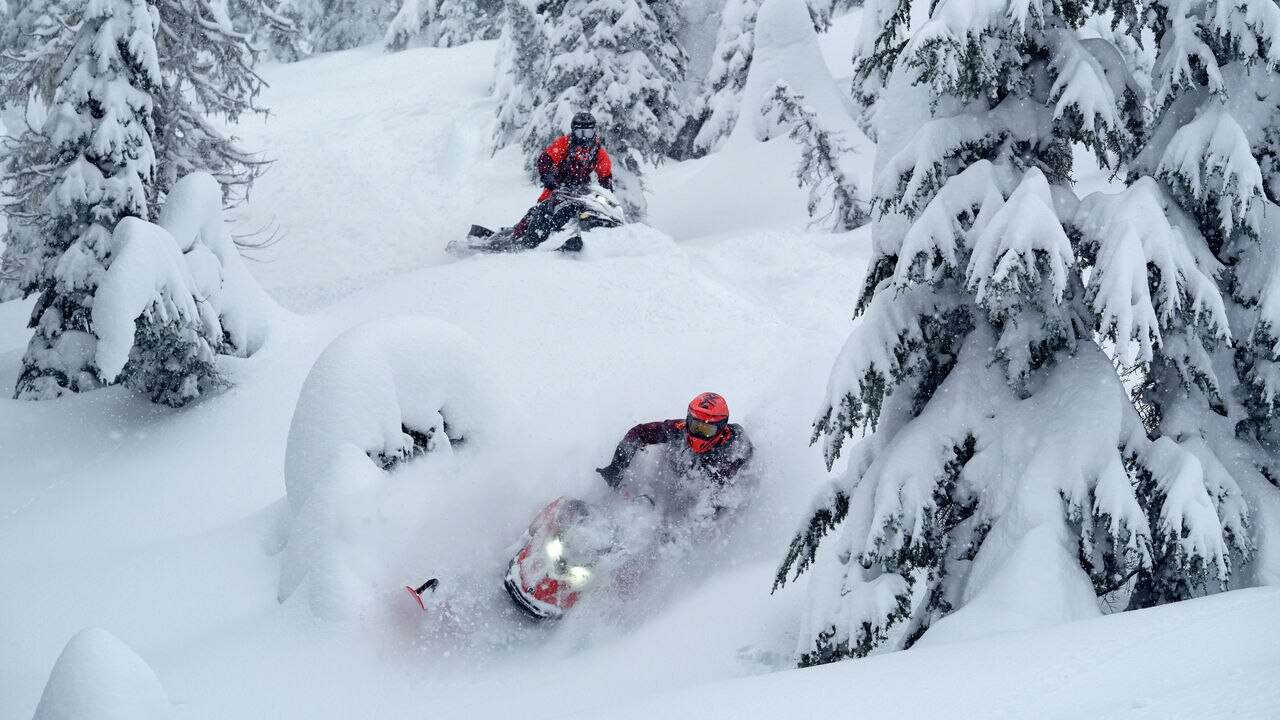 Lynx Shredder RE snowmobile making a tight turn in deep snow