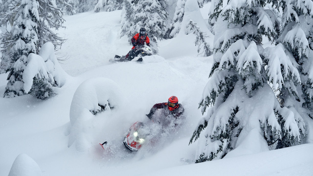 Lynx Shredder RE snowmobile making a tight turn in deep snow