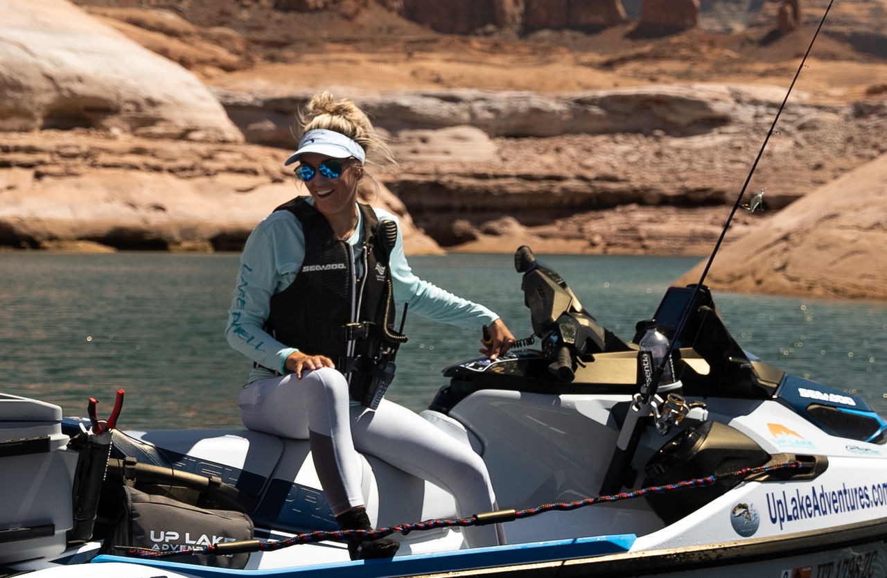  Bri Andrassy assise sur un véhicule Sea-Doo