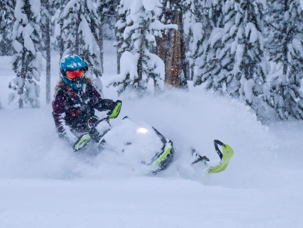 Lisa Granden montando um Ski-Doo