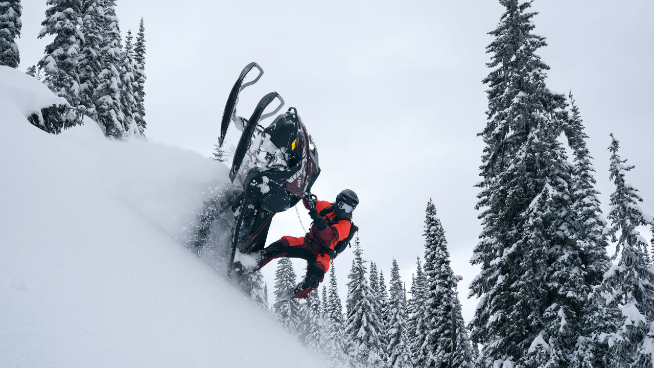 Lynx Shredder RE snowmobile making a tight turn in deep snow