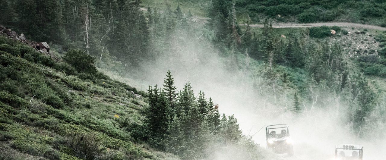 Viis Maverick Trail bagi  sõidavad mägisel teel