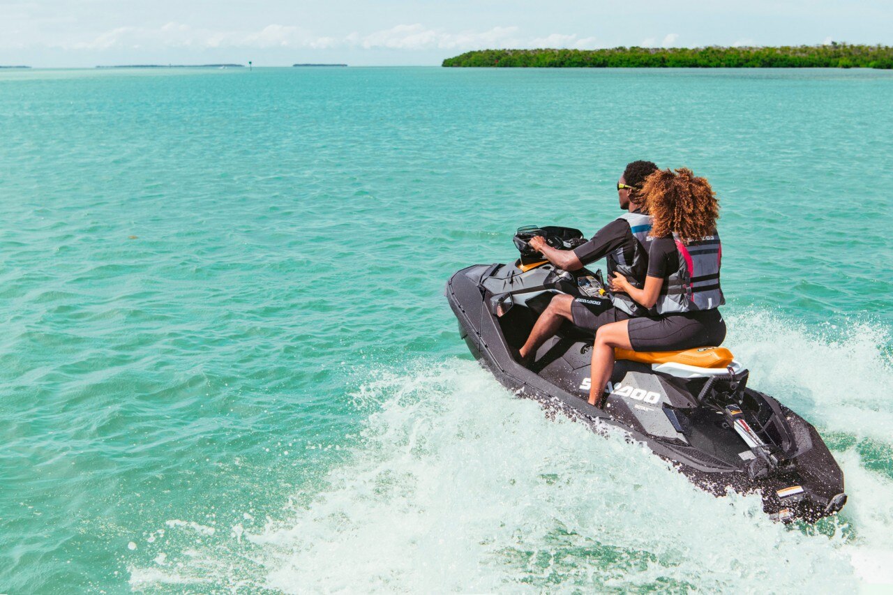 L'homme conduit une motomarine Sea-Doo