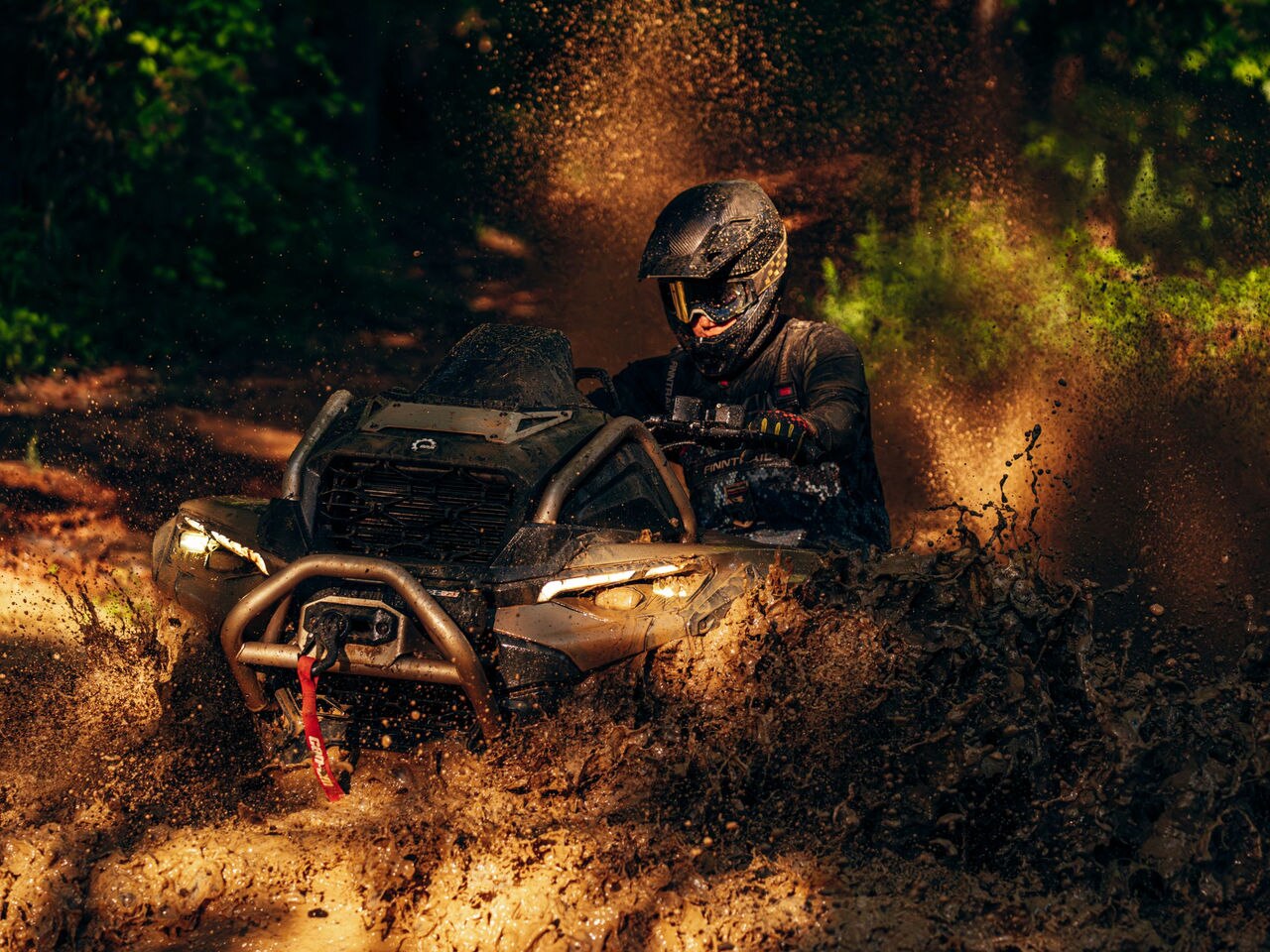 Pilote roulant dans une boue profonde au guidon d’un ATV Can-Am Outlander 2027