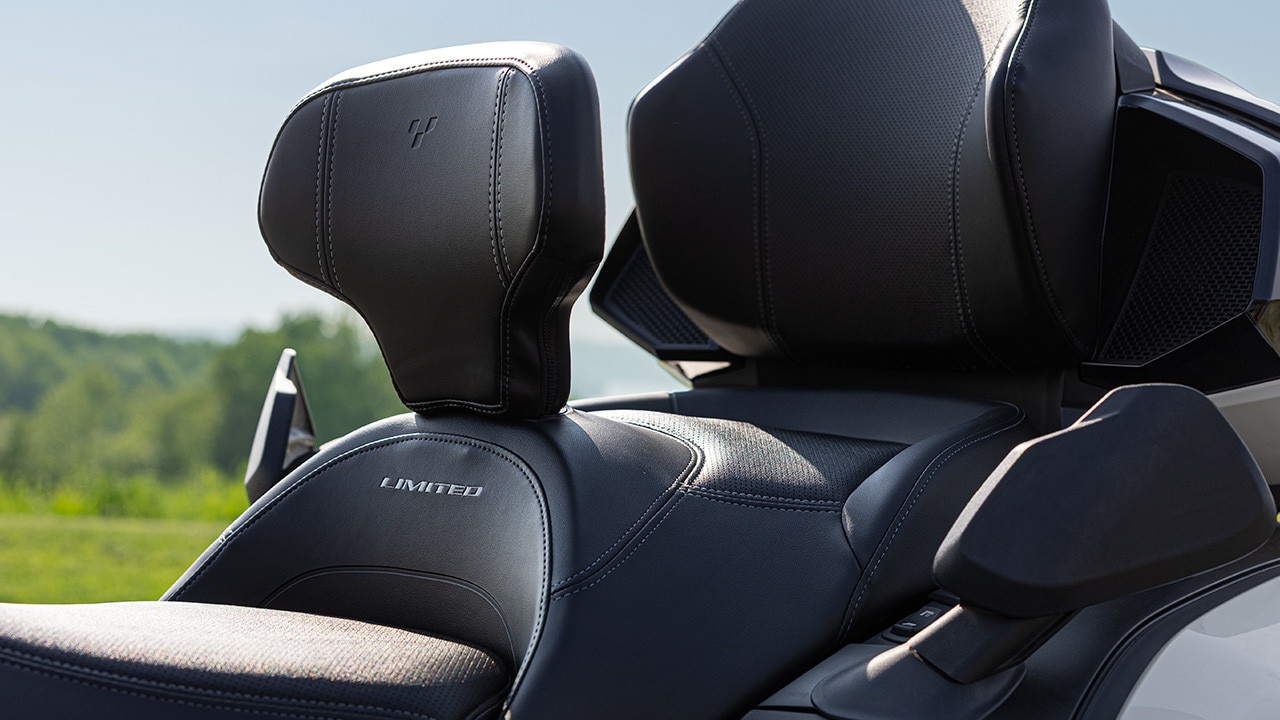 Plusieurs personnes passent leur test de conduite sur Can-Am 3-roues