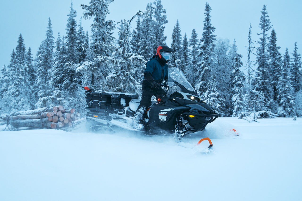 Homme pilotant une Lynx 69 Ranger PRO 2027 lors du transport de bois