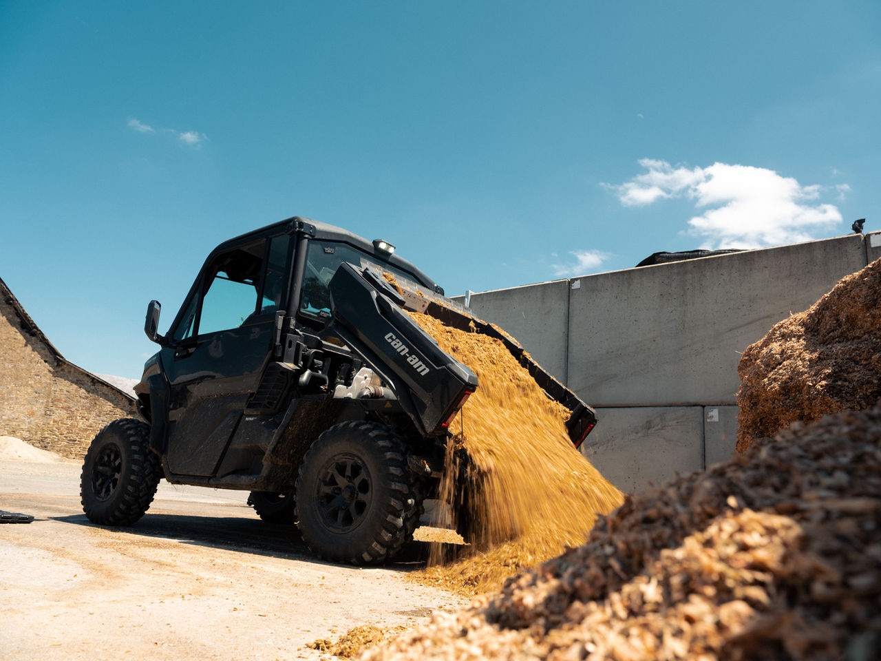 Can-Am Traxter XU, SxS designed for work, emptying the cargo bed