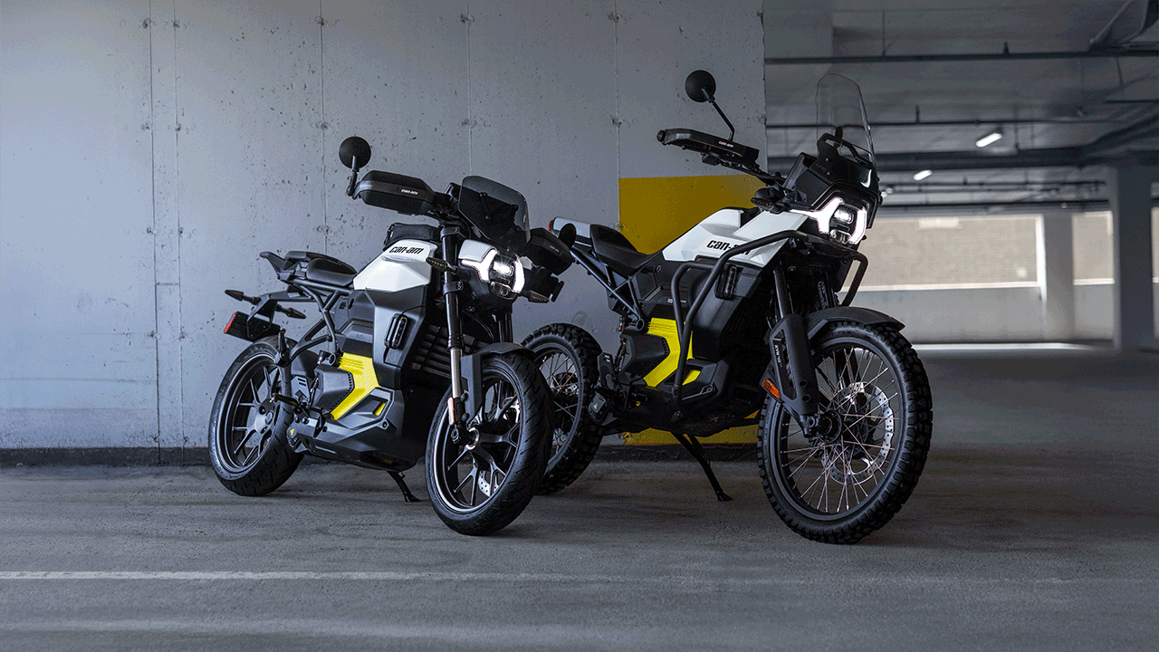 Motos électriques Can-Am Pulse et Origin garées dans un parking à étages