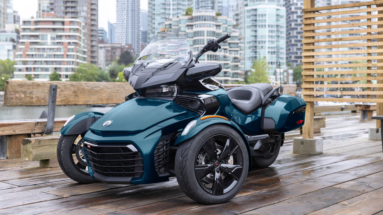 Plusieurs personnes passent leur test de conduite sur Can-Am 3-roues
