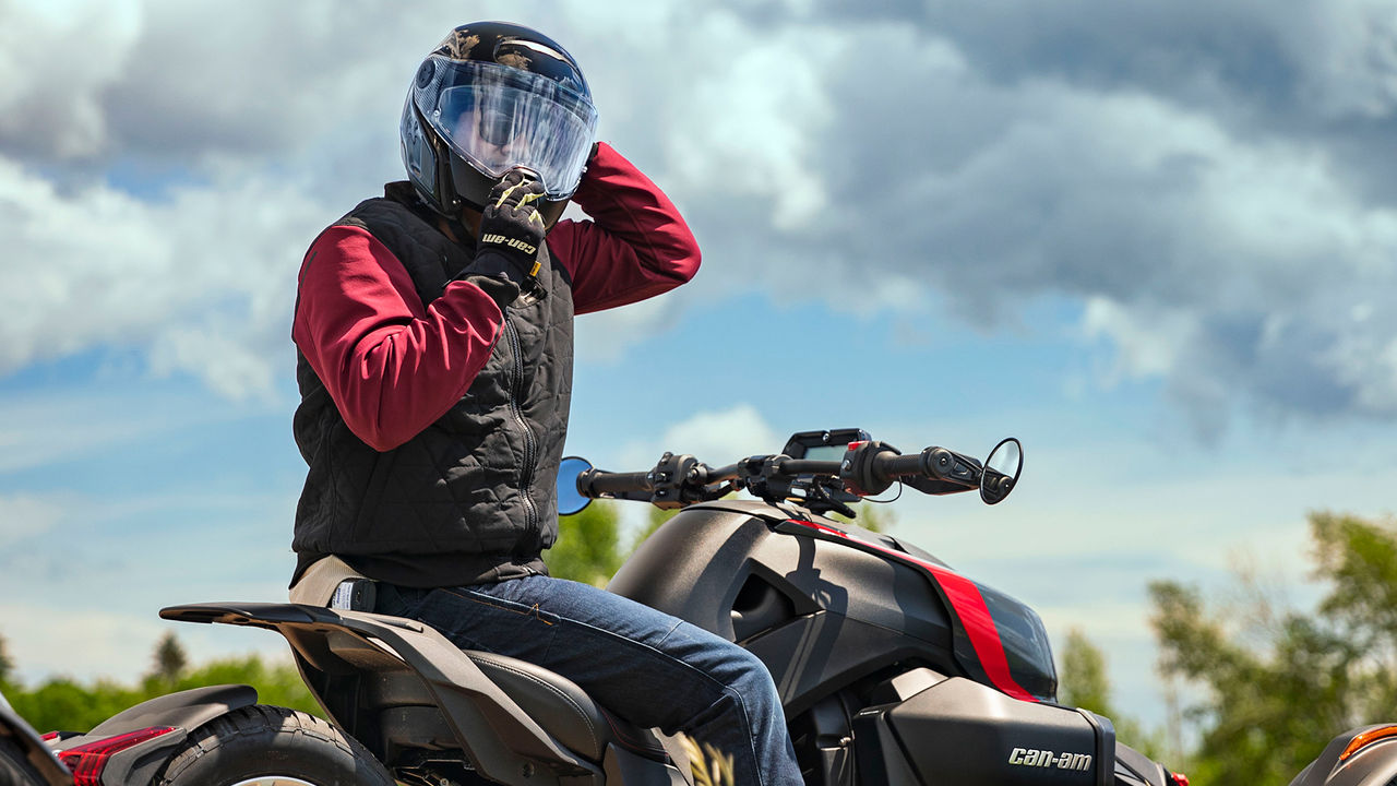 Plusieurs personnes passent leur test de conduite sur Can-Am 3-roues