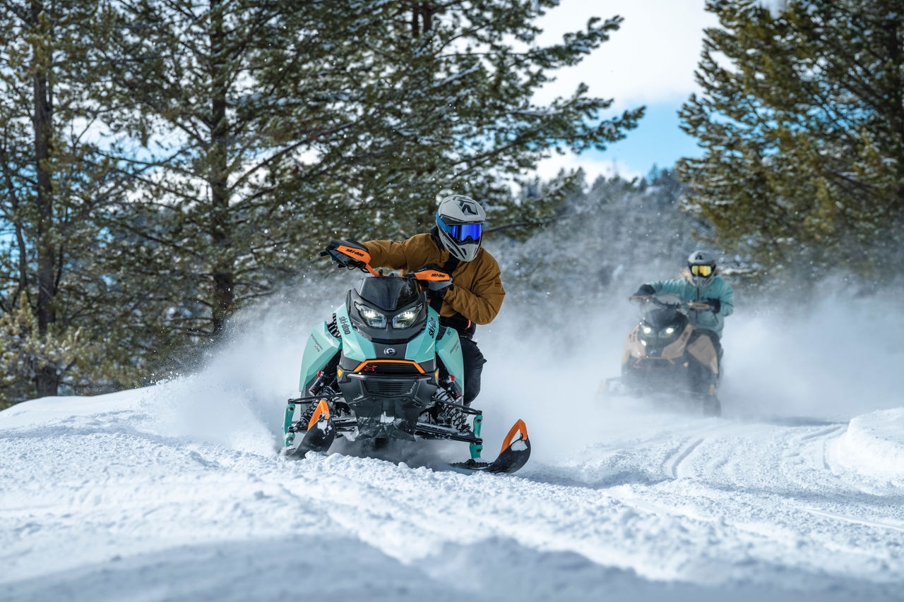 L'homme conduit une motoneige Ski-Doo