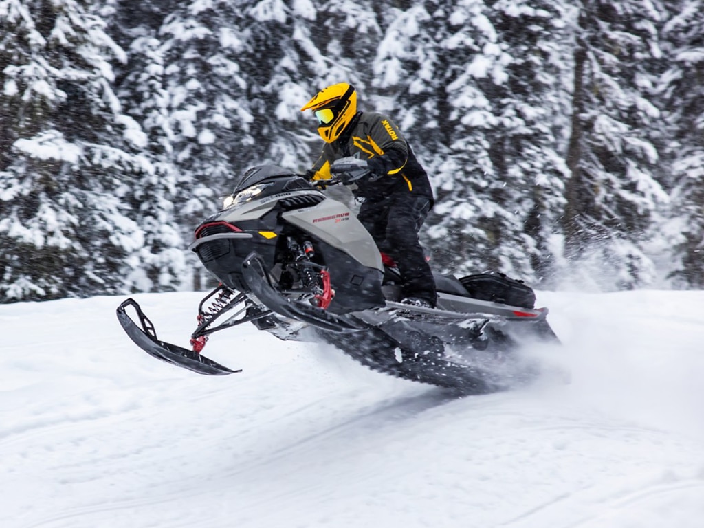 L'homme conduit une motoneige Ski-Doo