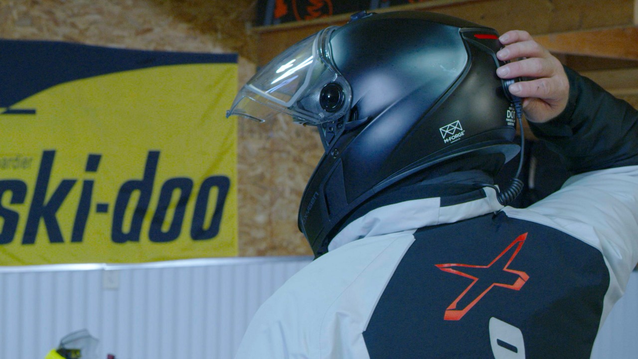Rider using the Ski-Doo E LinQ System