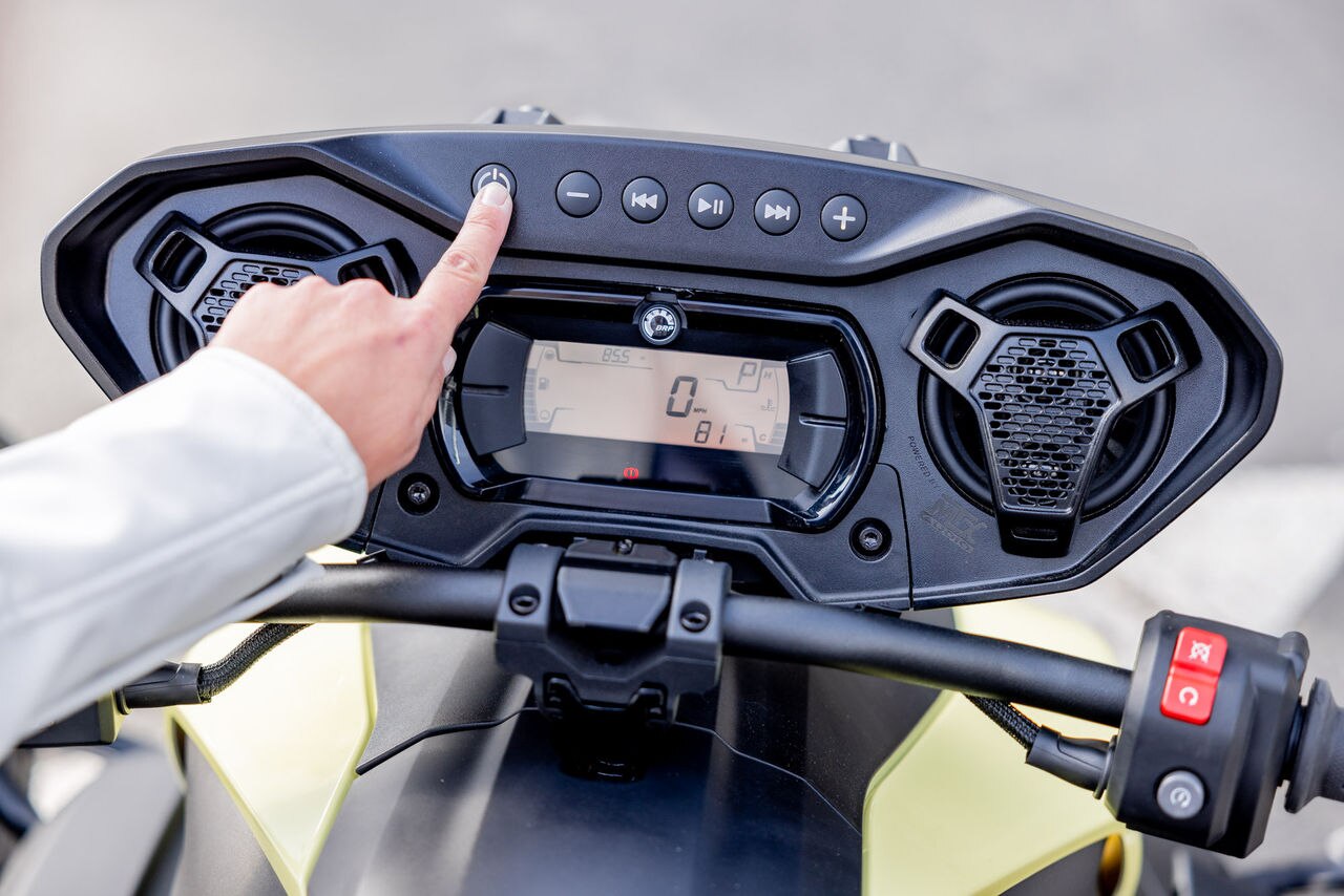 Plusieurs personnes passent leur test de conduite sur Can-Am 3-roues