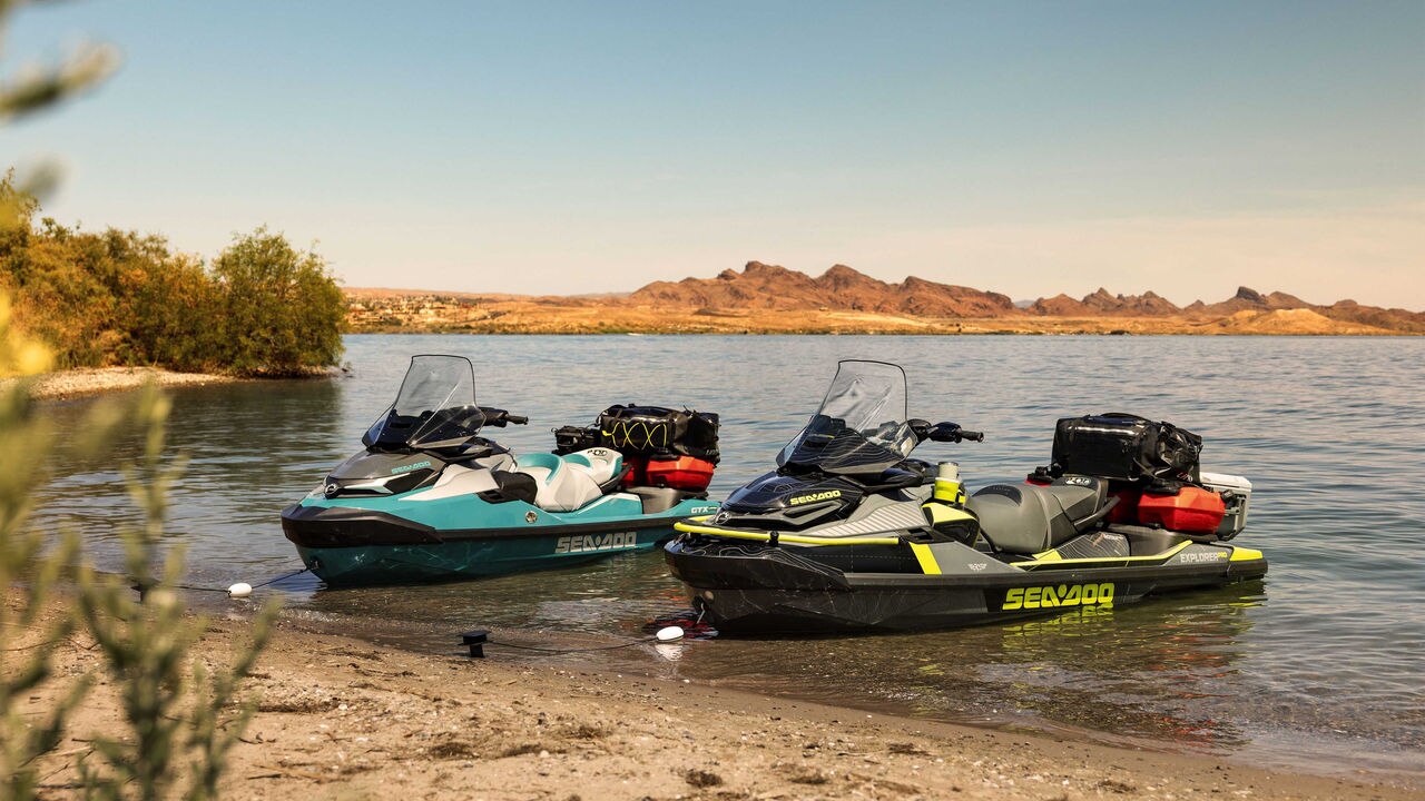 Un pilote et sa famille profitant d’une journée ensoleillée à bord de leur motomarine Sea-Doo.