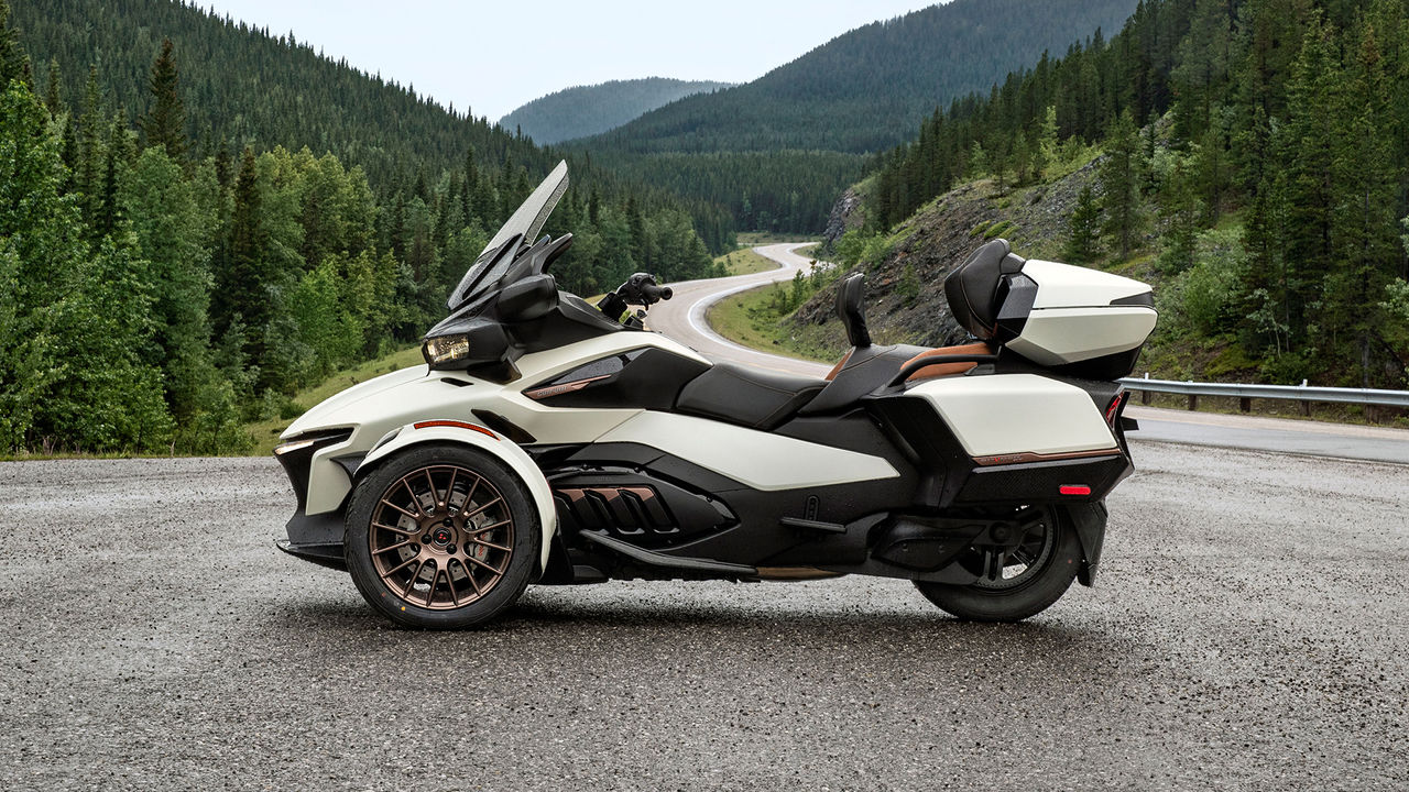 Photo de côté du nouveau Can-Am Spyder RT 2024