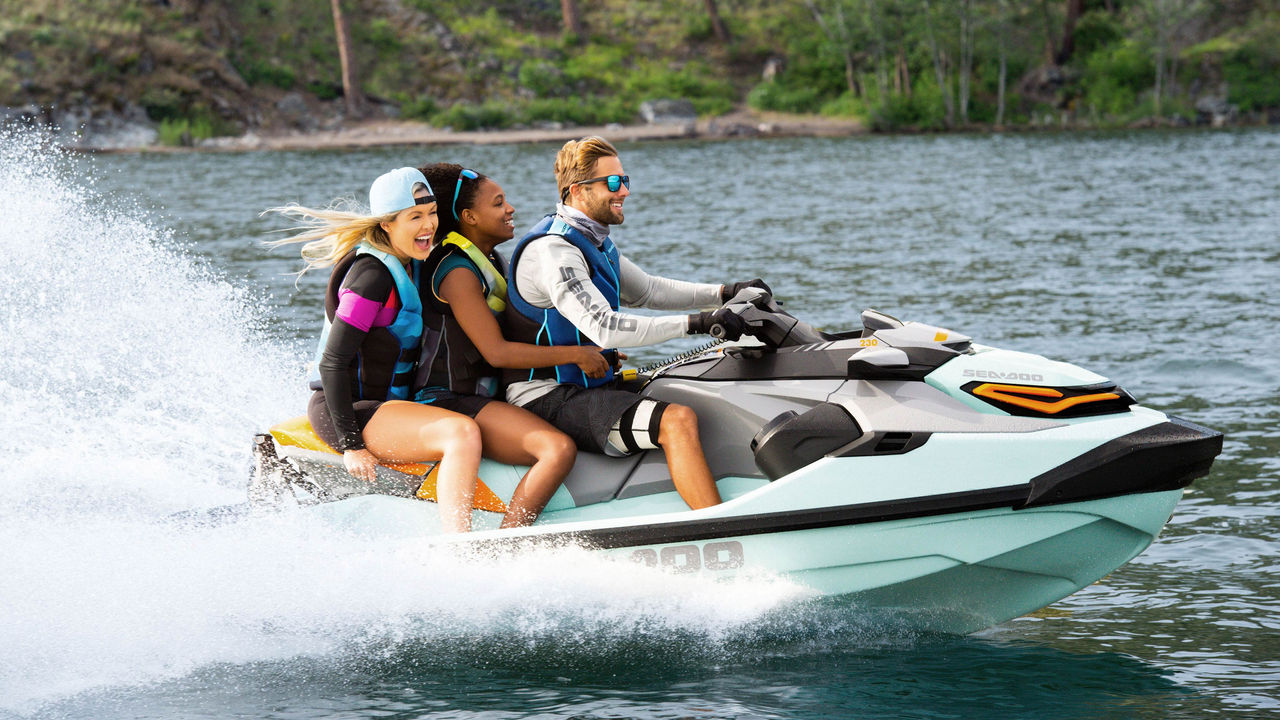 Tri prijatelja se zabavljaju sa Wake Pro