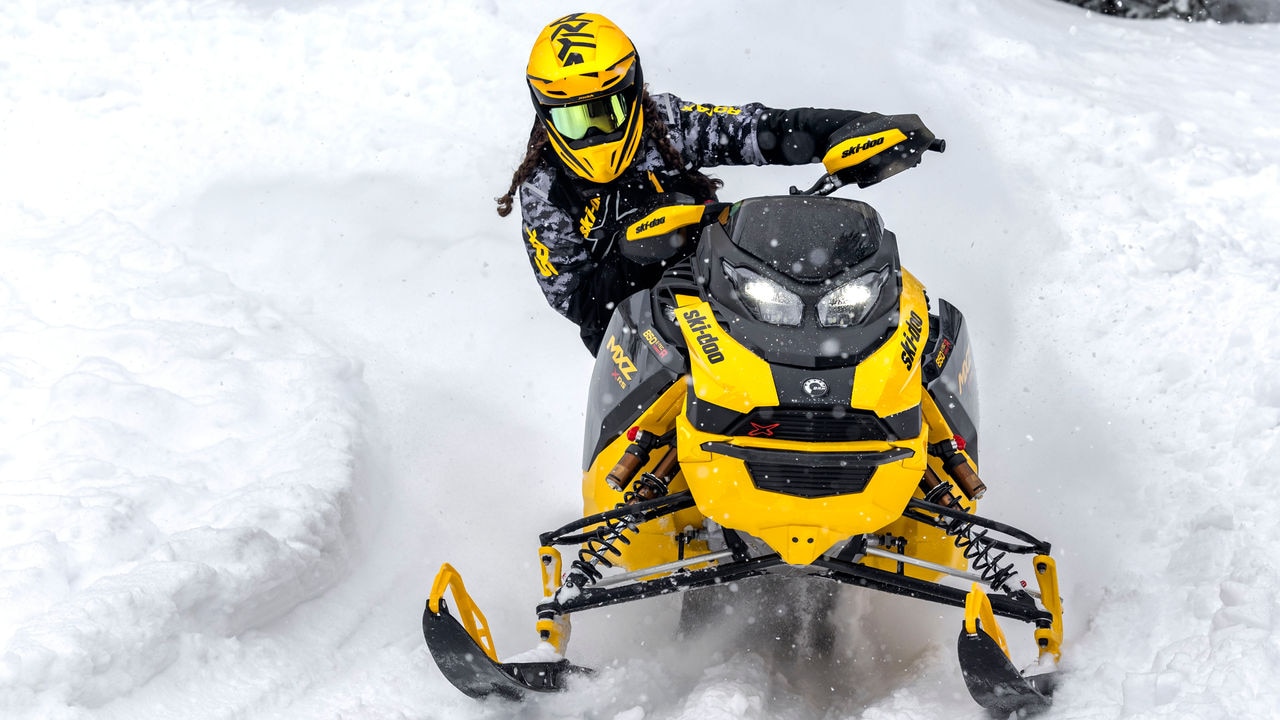 Covek vozi Ski-Doo motornu sanjku