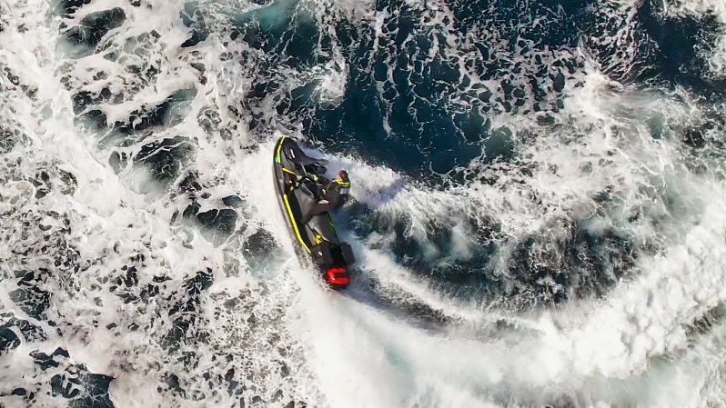 Covjek vozi Sea-Doo Plovilo