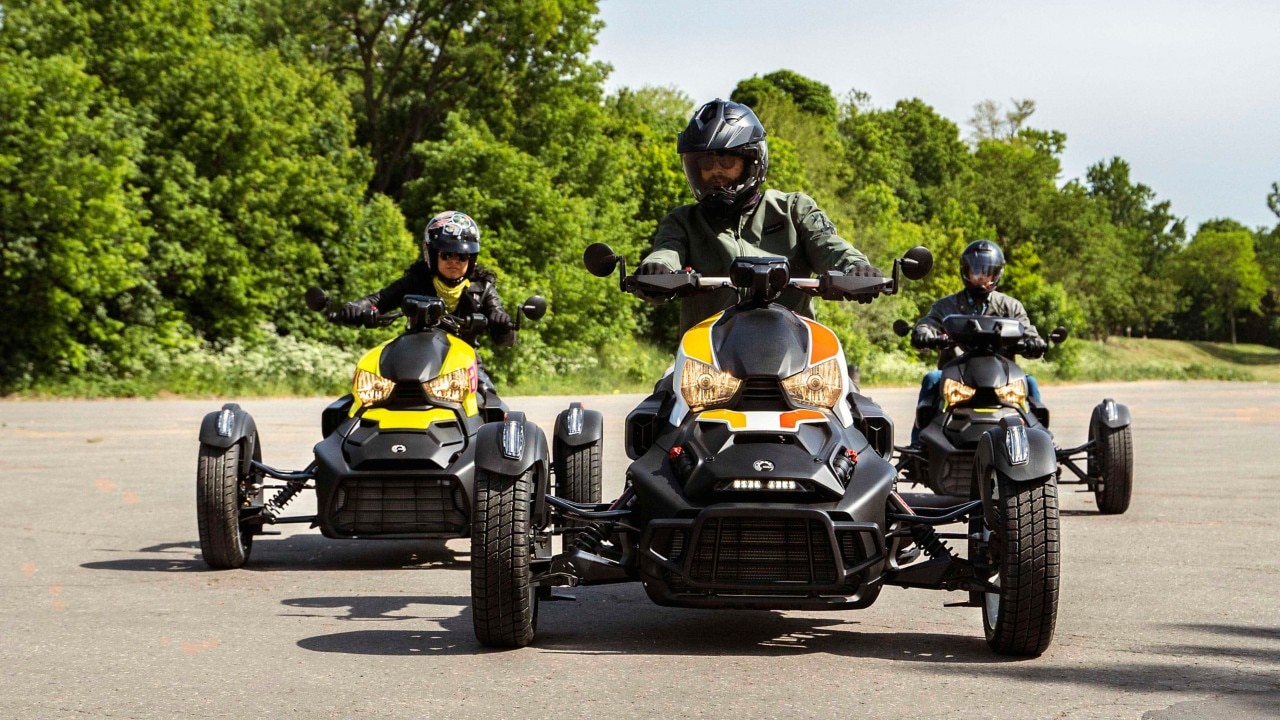 Zena vozi Can-Am Spyder