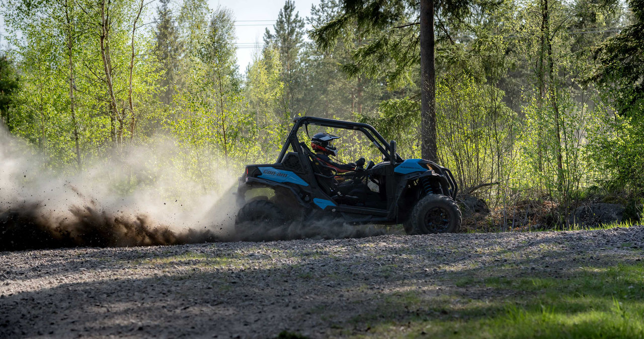 Can-Am Off-Road vozilo ide brzo kroz šumu