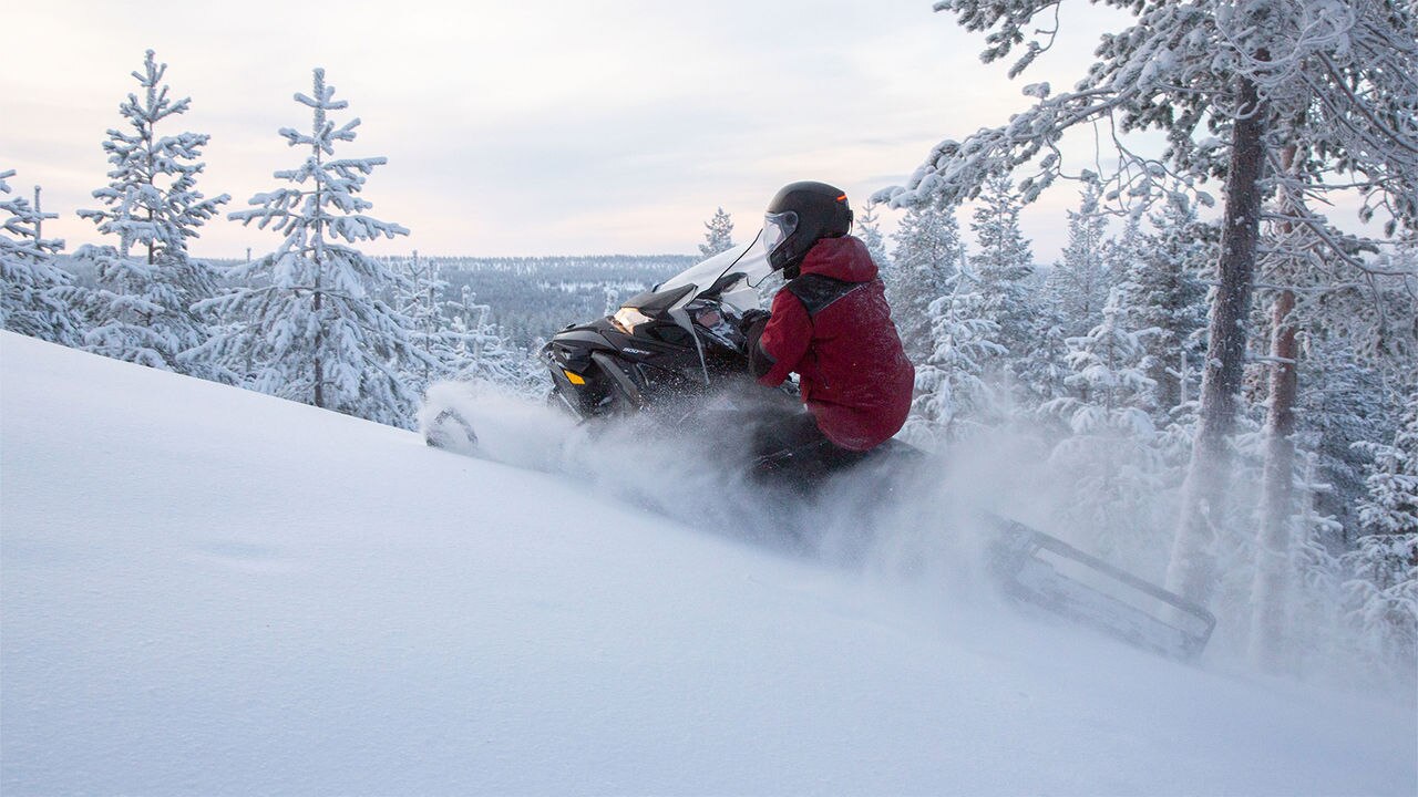 Motorne sanjke Lynx Commander Limited 2025 voze se uzbrdo u dubokom snijegu
