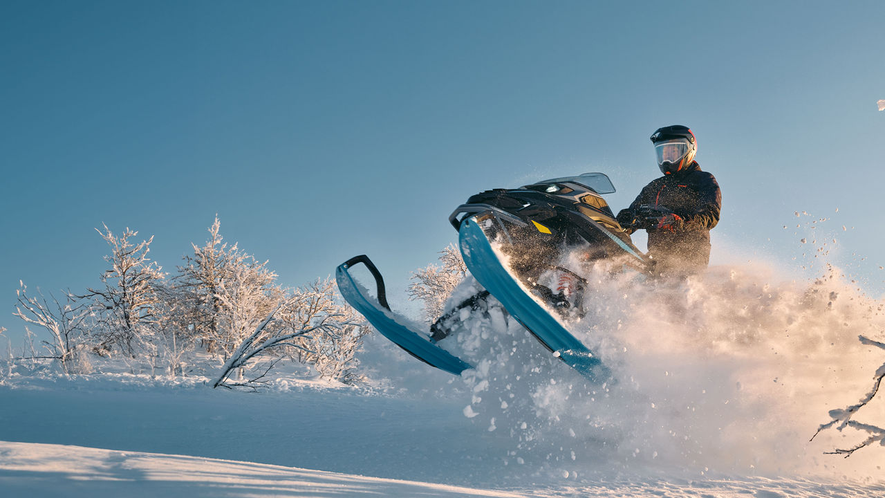2026 Lynx Commander RE motorne sanjke ubrzavaju kroz vjetar