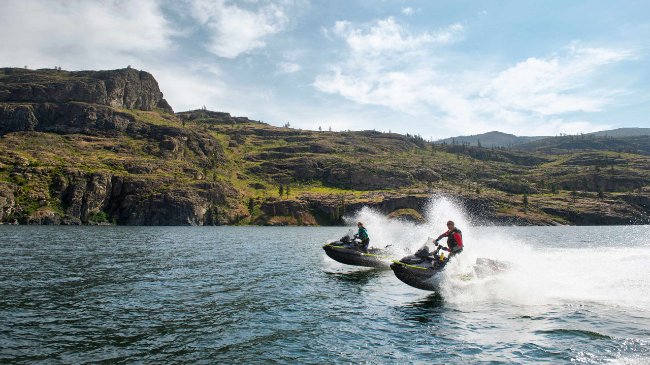 Dva vozača voze nove Sea-Doo Explorer Pro skutere za vodu