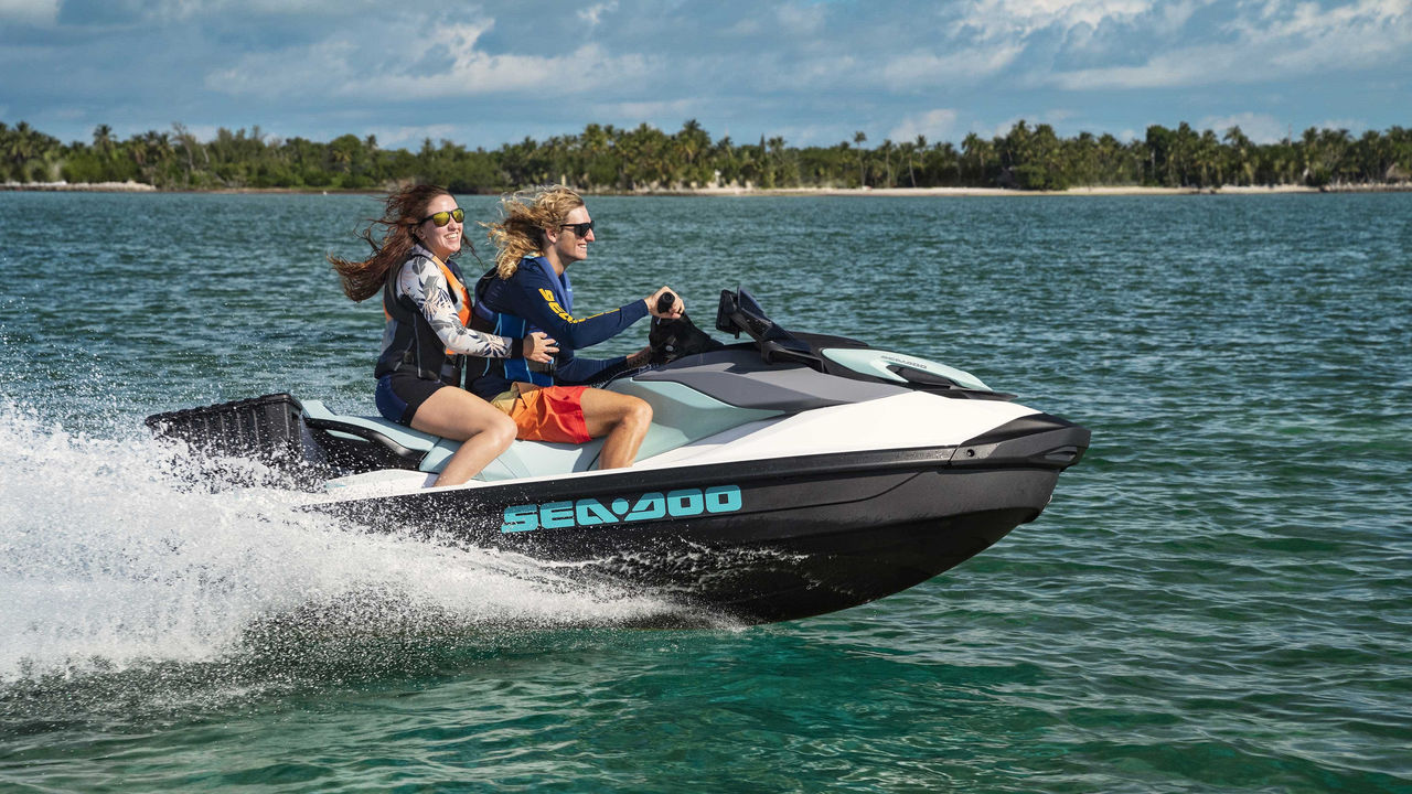 Dve žene uživaju na skuteru za vodu Sea-Doo GTI
