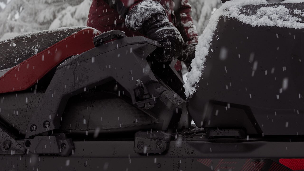 Vozač motornih sanjki postavlja sjedalo na Ski-Doo Renegarde