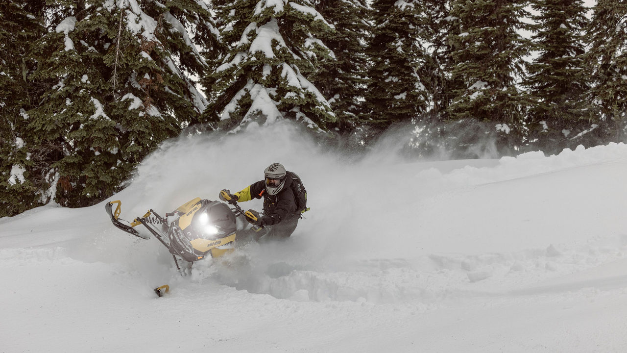 2025 Ski-Doo Backcountry Crossover vozač motornih sanjki manevrira u dubokom snijegu