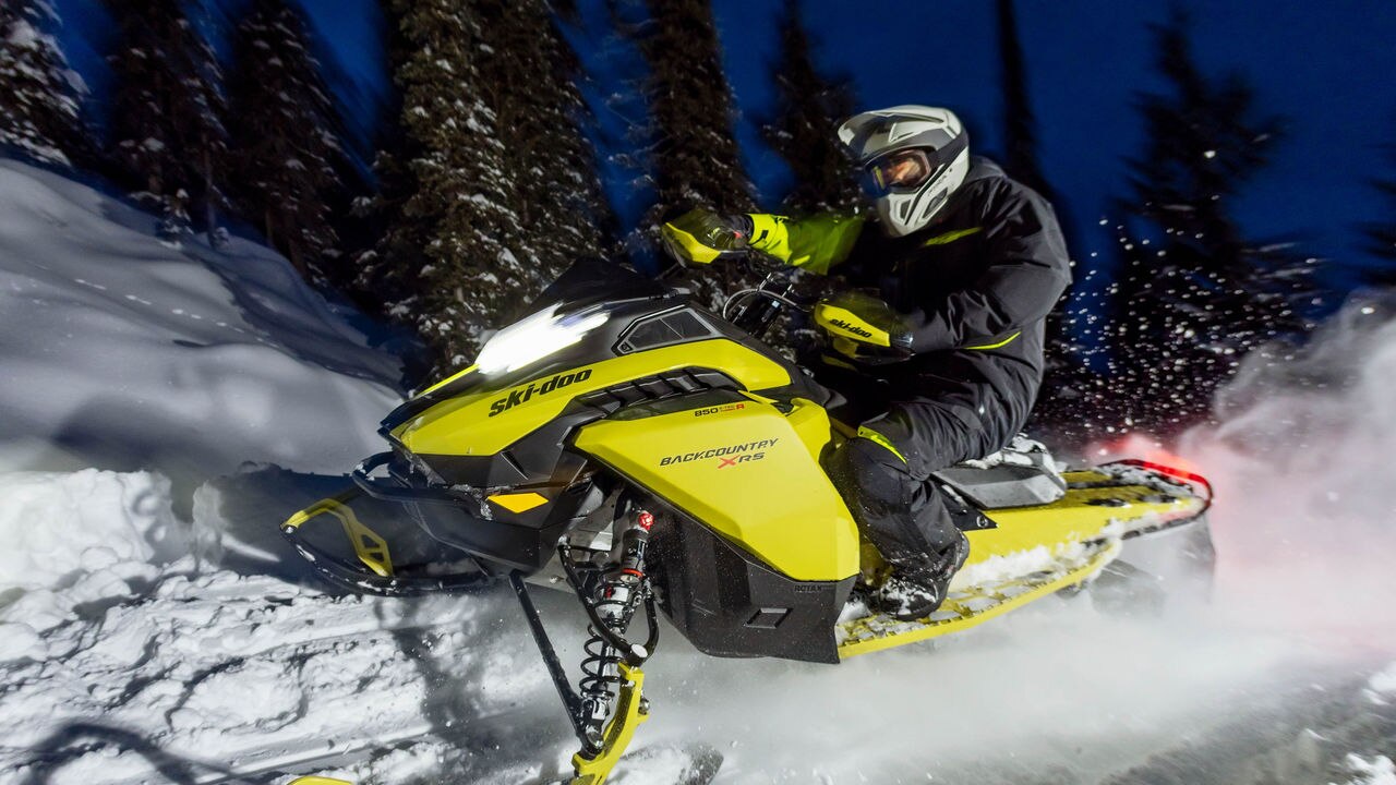 2025 Ski-Doo Crossover Backcountry motorne sanjke voze kroz svježi snijeg
