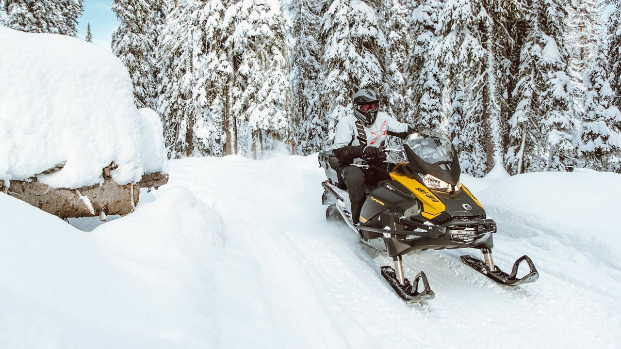 Čovjek vozi Ski-Doo Tundra motorne sanjke na stazi