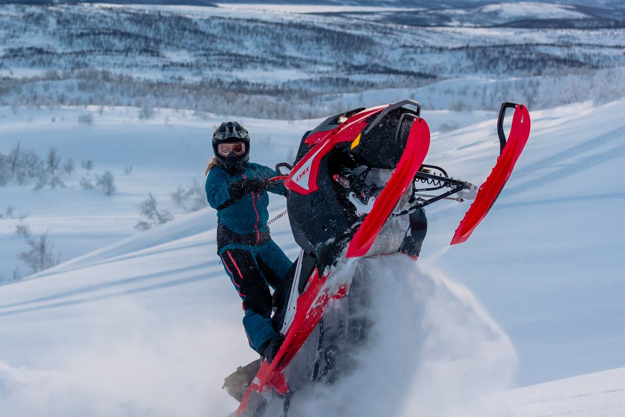 Mariell Kvickström faisant un saut avec une motoneige