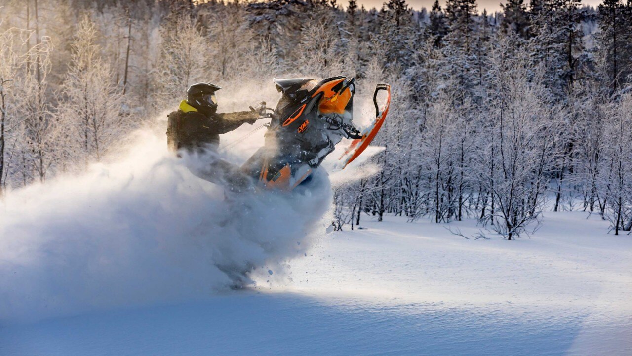 Lynx Xterrain Brutal snowmobile jumping
