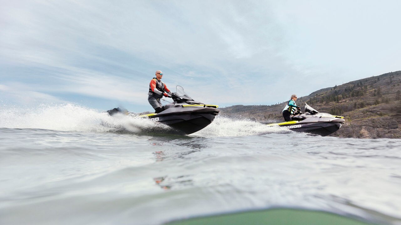 Dvije osobe na Sea-Doo Explorer Pro 