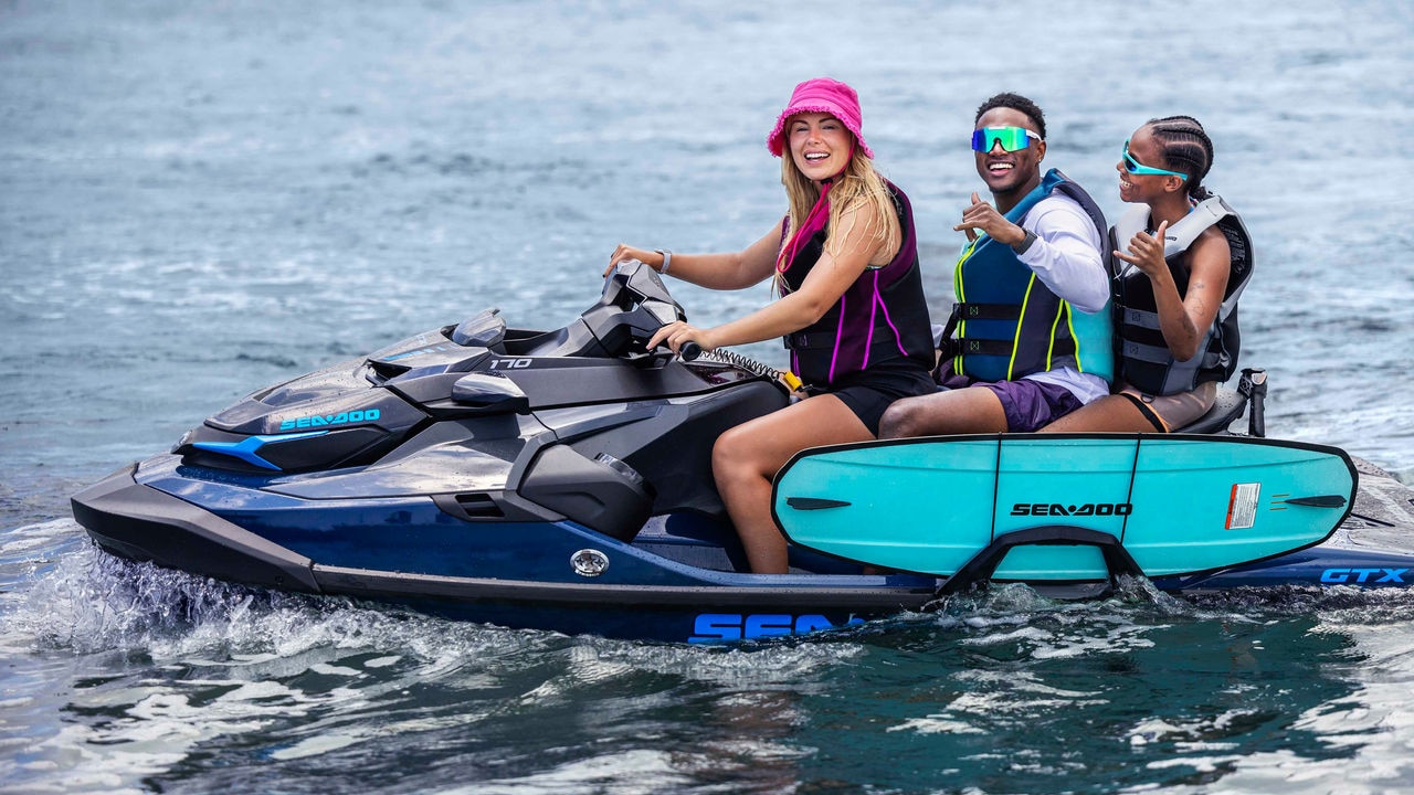Tri prijatelja na Sea-Doo GTX plovilu