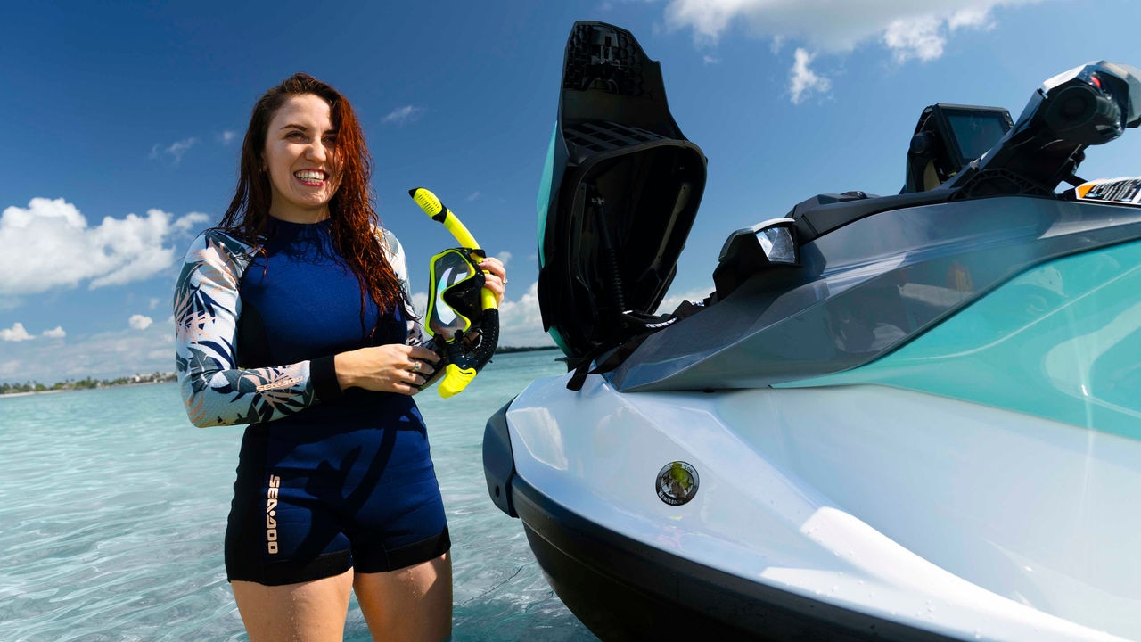 Žena koristi prostor za odlaganje na Sea-Doo GTI 2026
