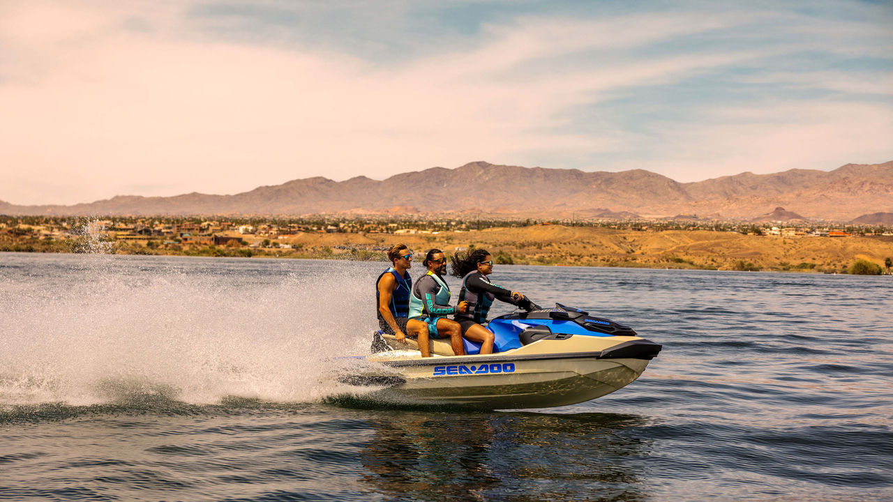 Troje prijatelja se zabavljaju sa Sea-Doo Wake Pro
