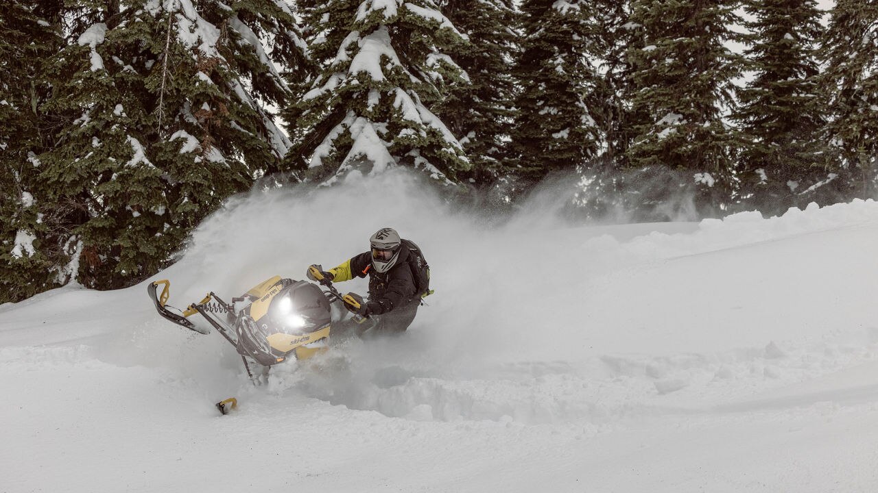 2025 Ski-Doo Backcountry Crossover motorne sanke u dubokom snijegu