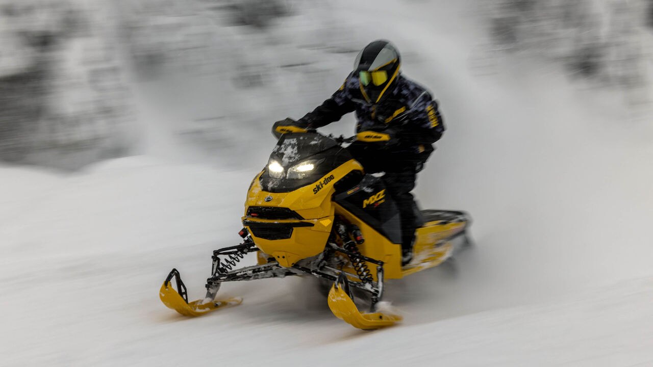 2025 Ski-Doo MKSZ motorne sanke koje idu velikom brzinom
