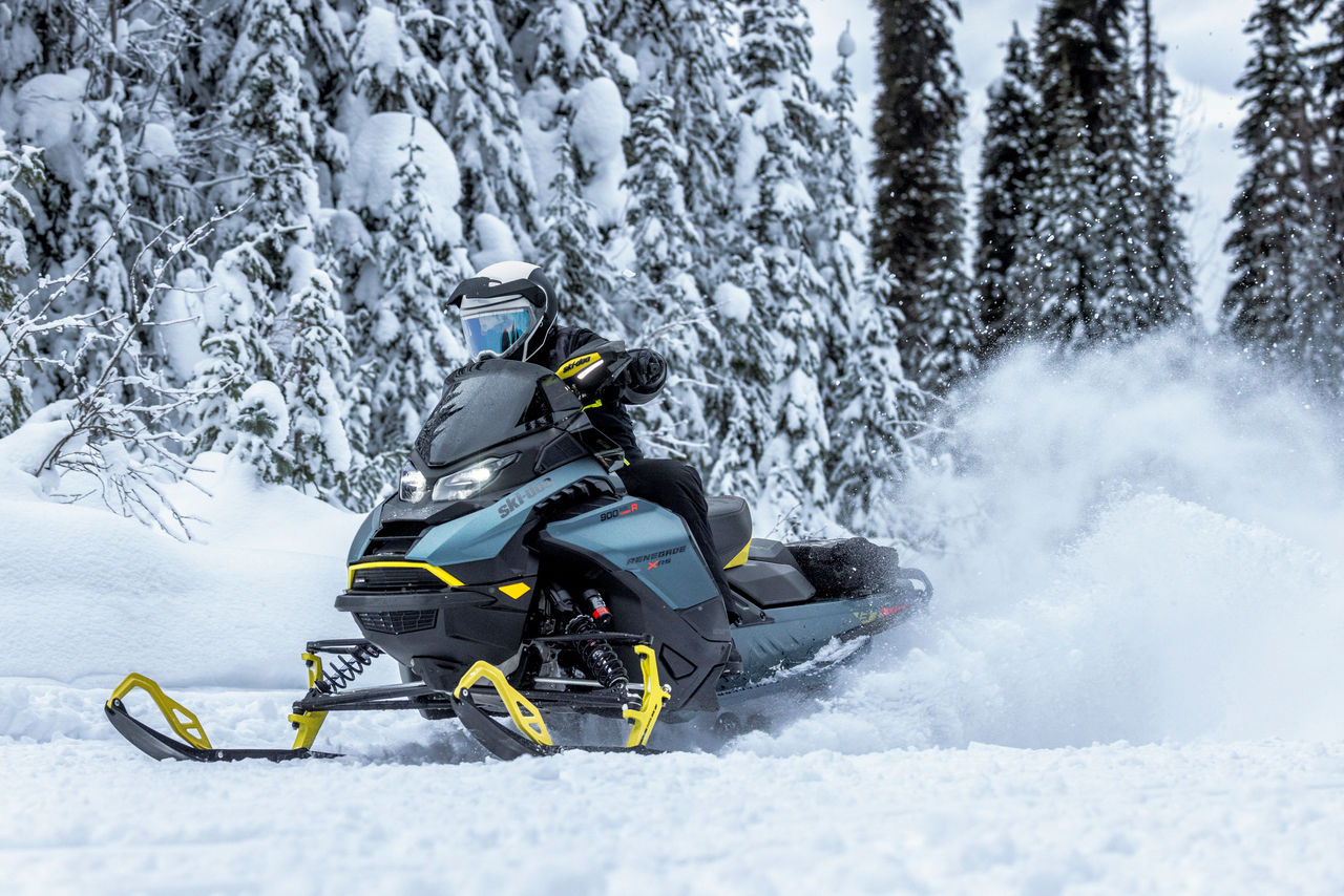 Férfi hajt egy Ski-Doo hószánon