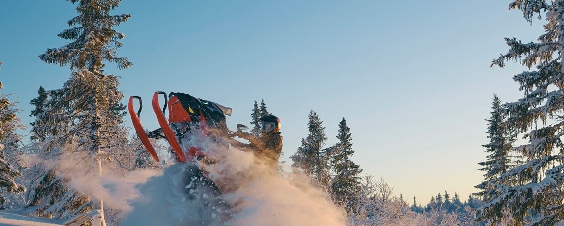 Egy férfi hajt egy a Lynx hószánon