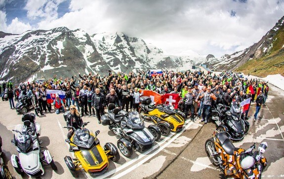 Spyder Grossglockner találkozó csoportképe több száz résztvevővel