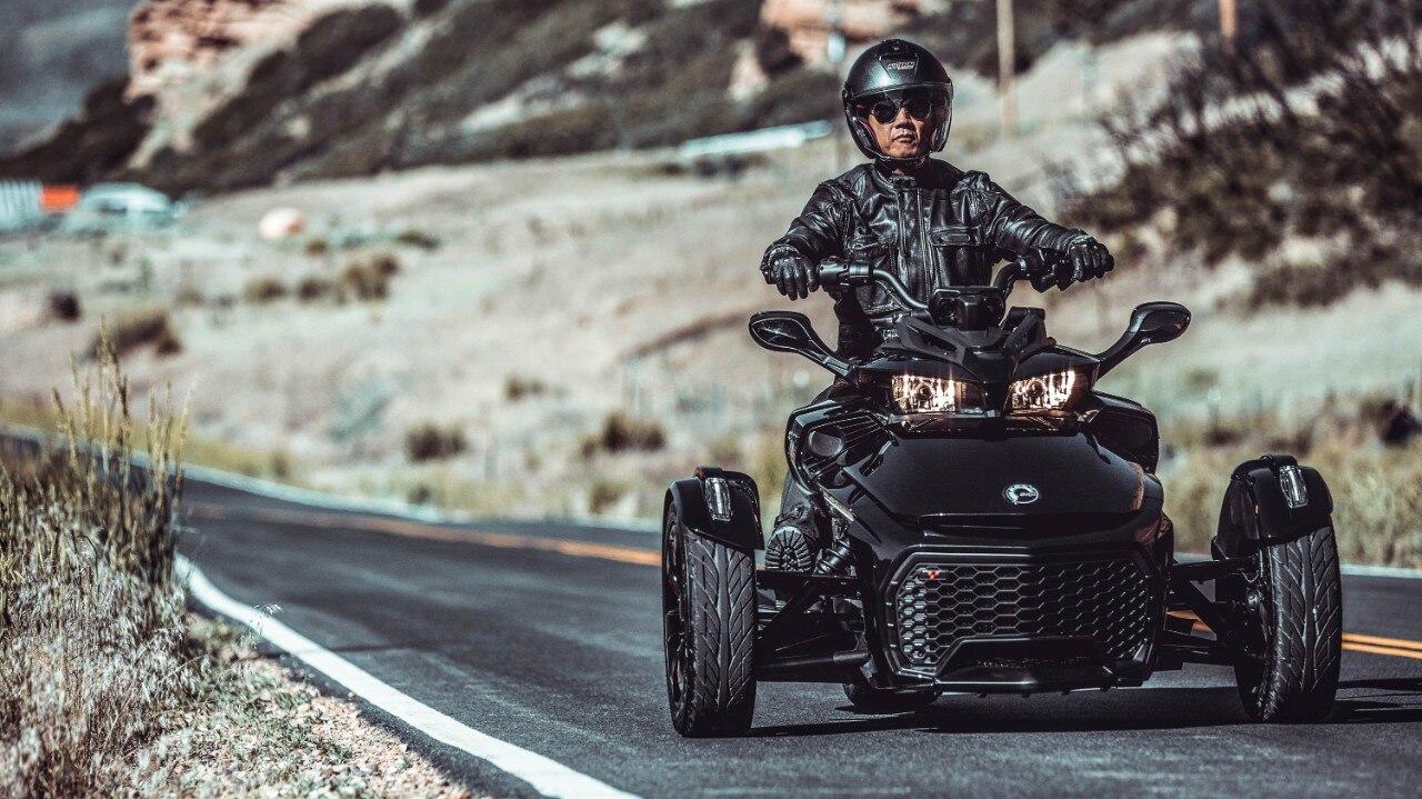 Férfi vezeti a  Spyder F3 az úton