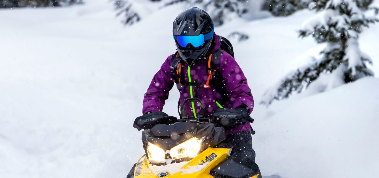 Femme conduisant le Summit Neo+ en hors-piste