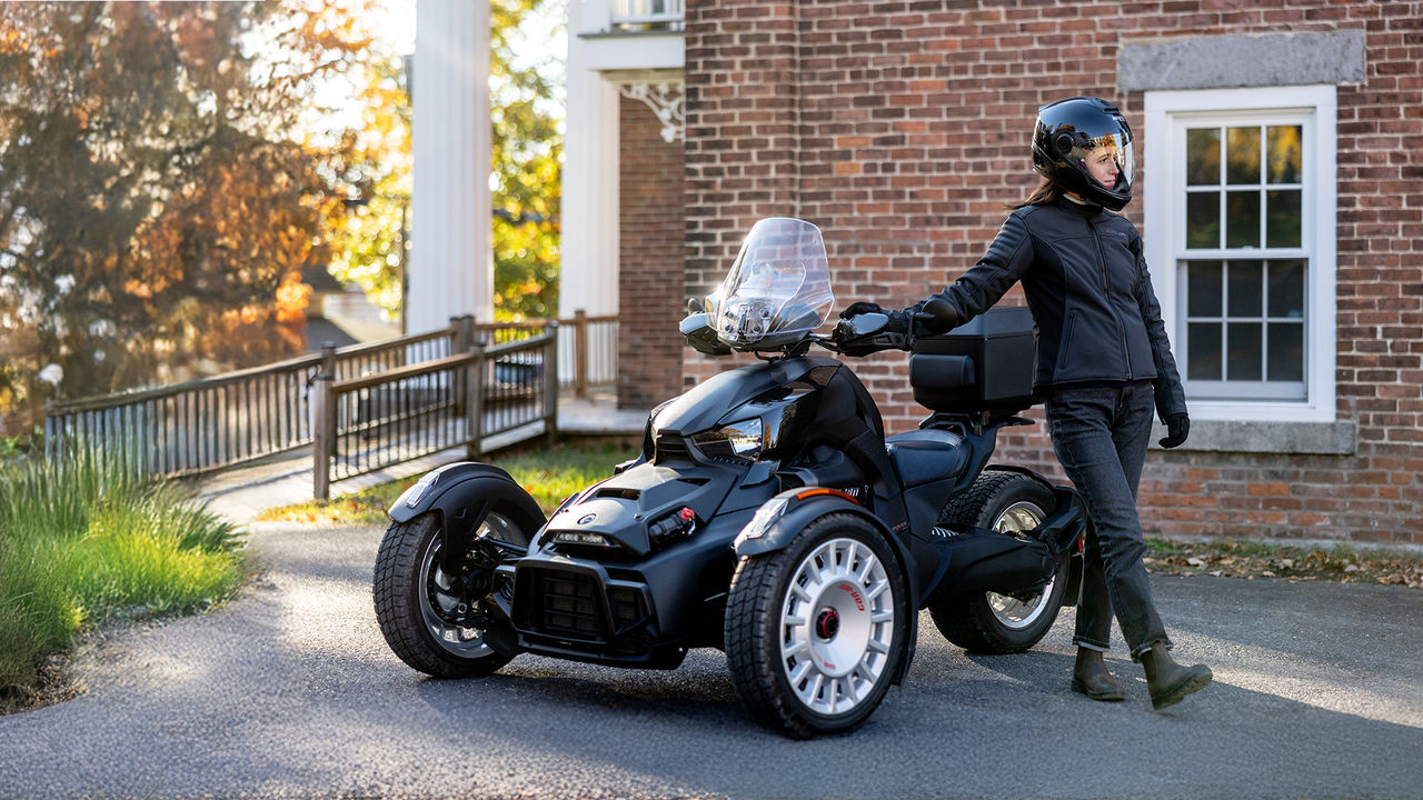 Woman and man riding a Can-Am Spyder RT 2021