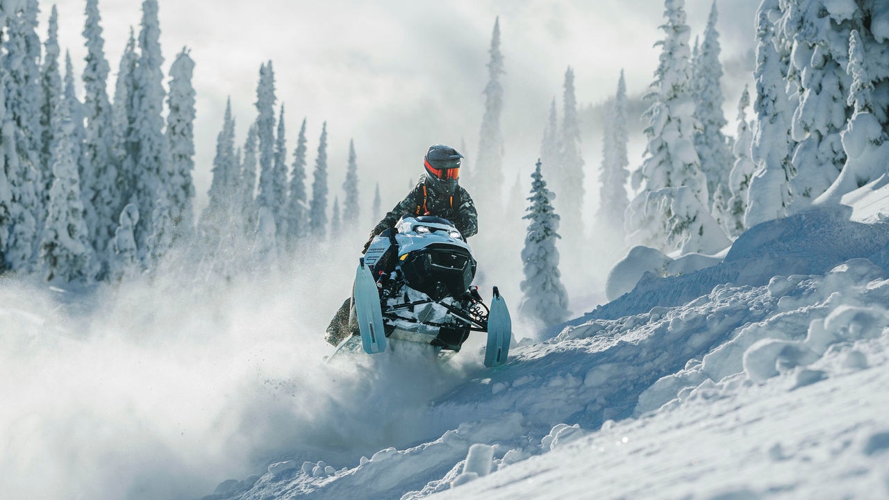  Човек што вози моторна санка со ски-Доо