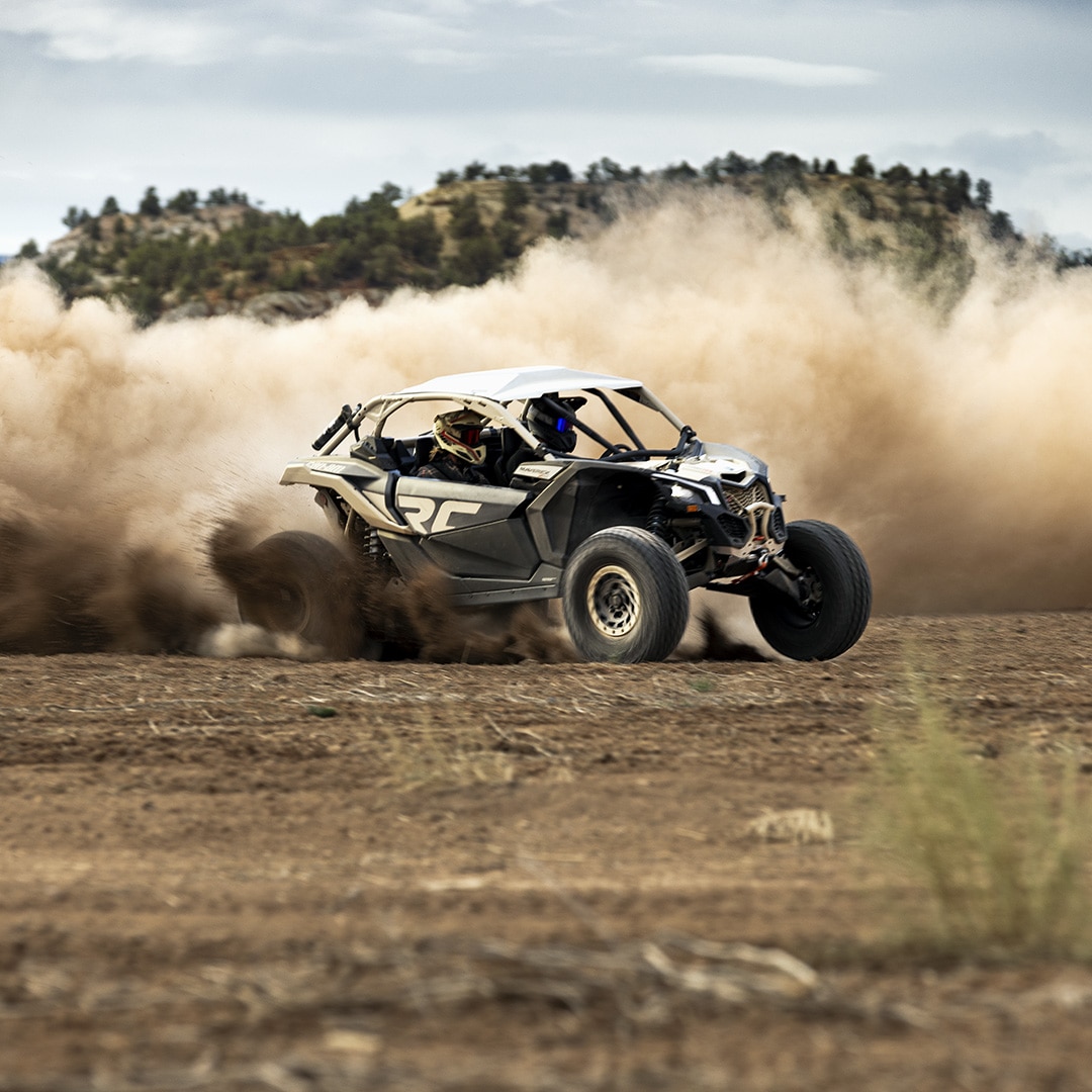  Човек возел Can-Am Maverick во песок